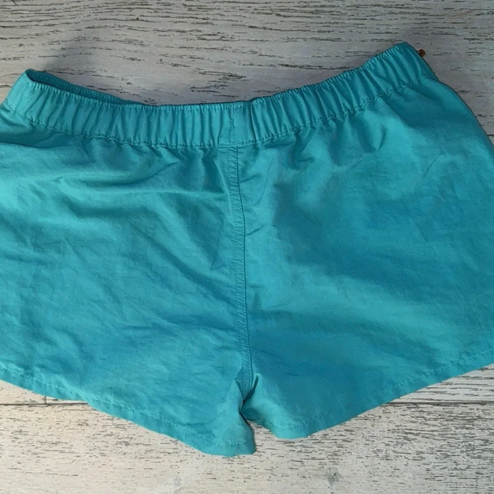 NWOT Patagonia Barely Baggies Size: M
Women’s Howling Turquoise Sold out online - Picture 3 of 6